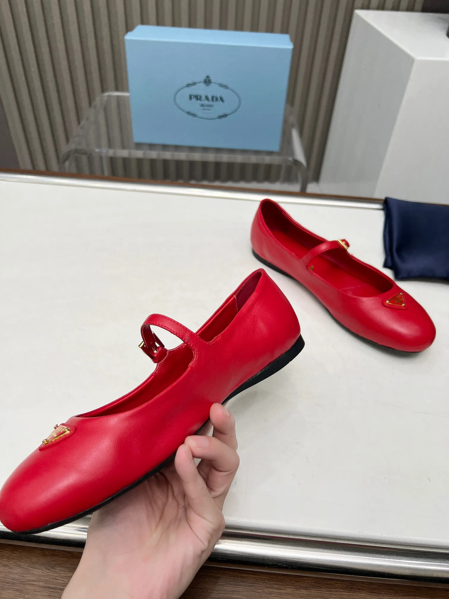 440💰 PRADA💝💝24 years💯💯💯New British Style Dancing💃 Shoes Small Leather Loafers - Retro Fashion Classic Items A new product created at the first major show of Paris Fashion Week. The inspiration is cleverly combined with the perfect shoe shape by D's main designer. With brand buckles, it is more fashionable. Upper: imported mixed sheepskin inner lining: lambskin lining Sole: Original [Fireworks][Fireworks] 1:1 molded rubber foam sole Size: 35-41 yards